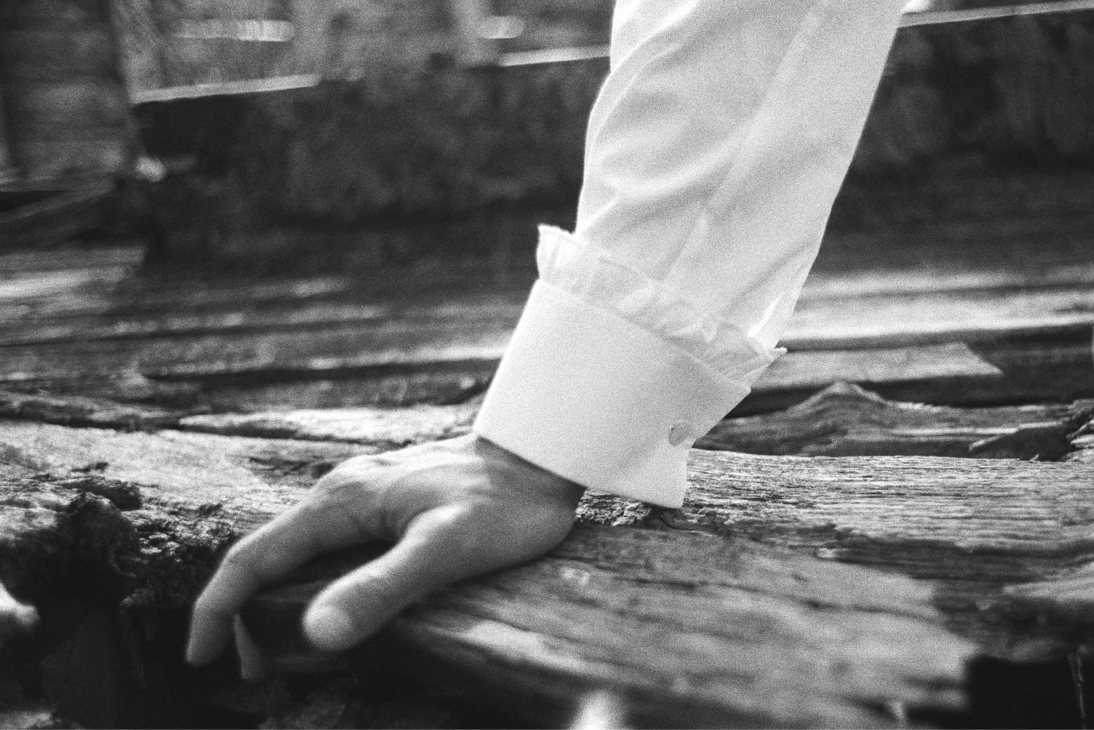 BOURRIENNE PARIS X: Photo close up poignet, en noir et blanc, on aperçoit les détails des volants sur les poignets. On retrouve ces volants aussi sur le devant de la chemise.