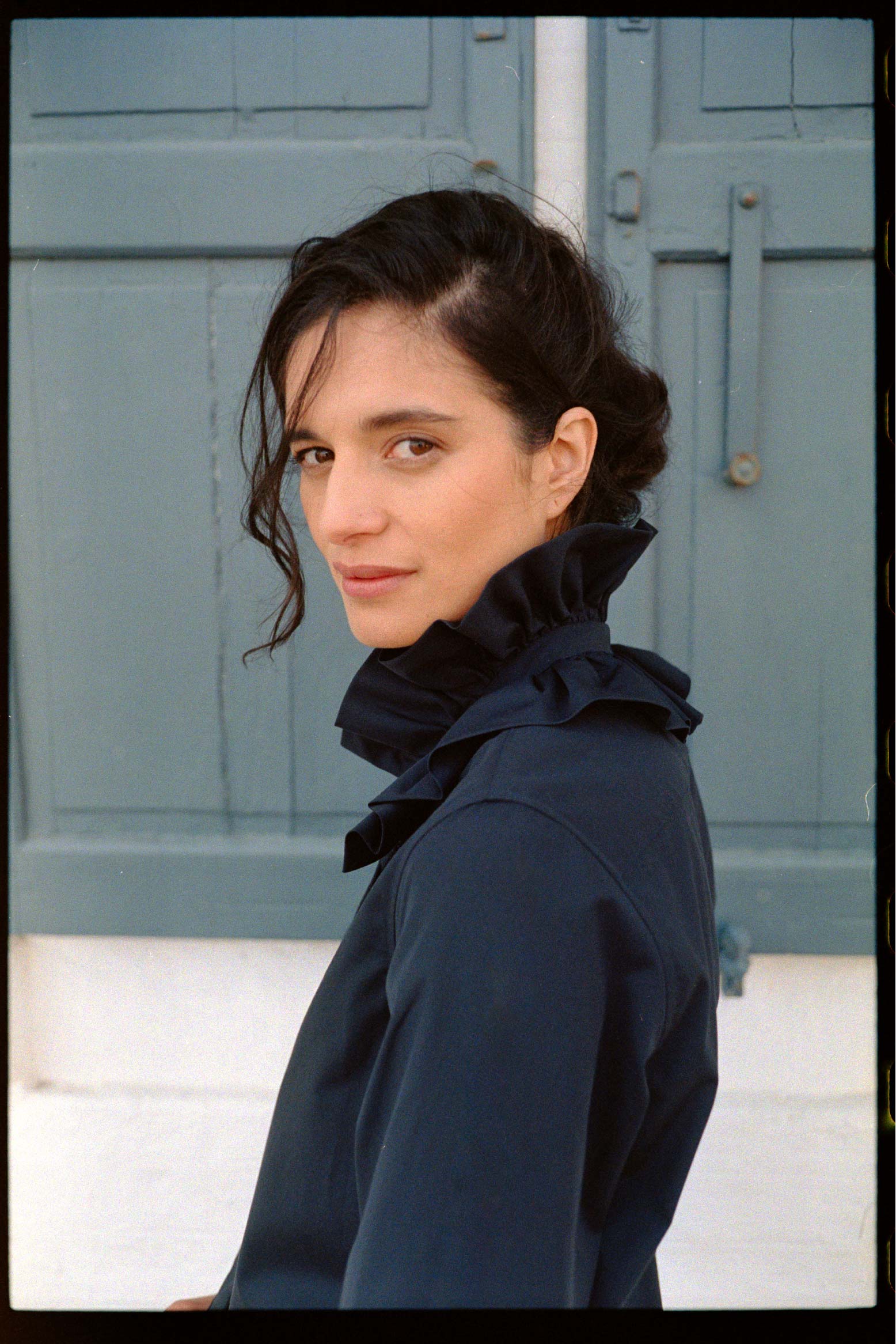 BOURRIENNE PARIS X: Photo vue de profil du mannequin, chemise en popeline bleu marine, on aperçoit les détails des volants du col