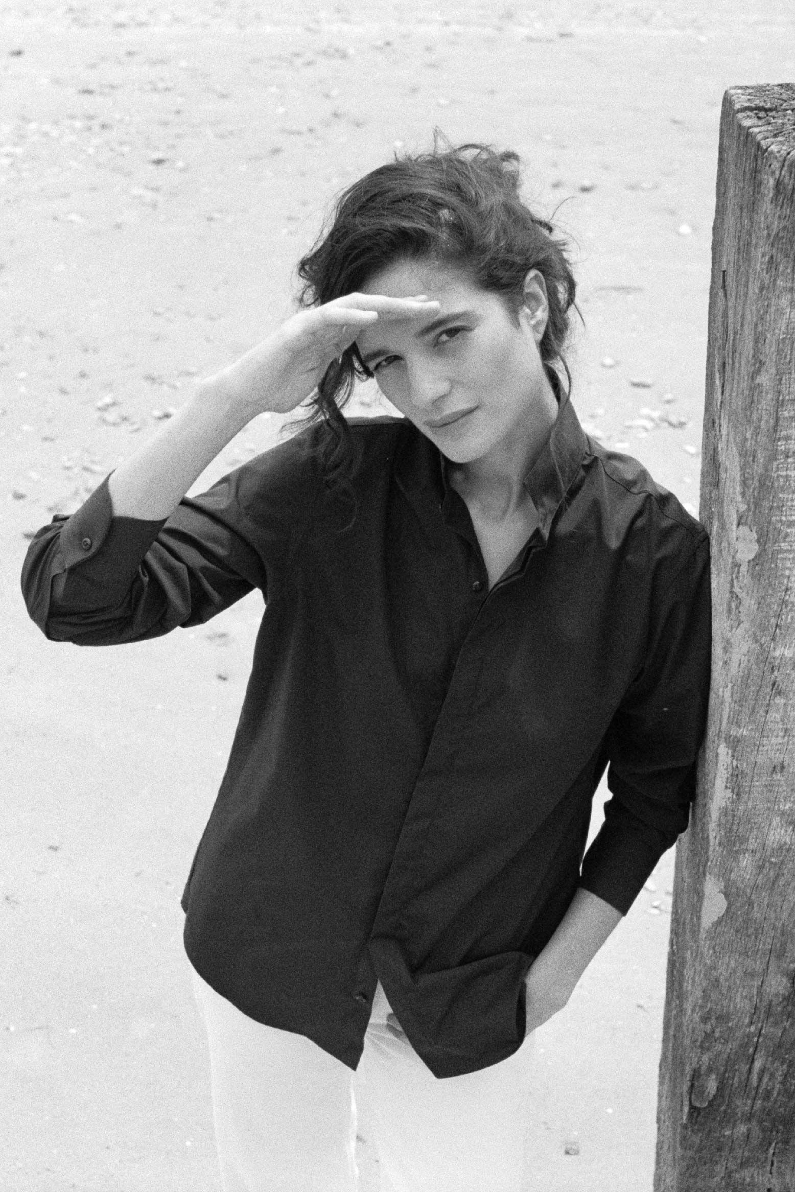 Amazone Bleue Navy vue de face debout adossée, la main devant les yeux, chemise bleue navy en popeline