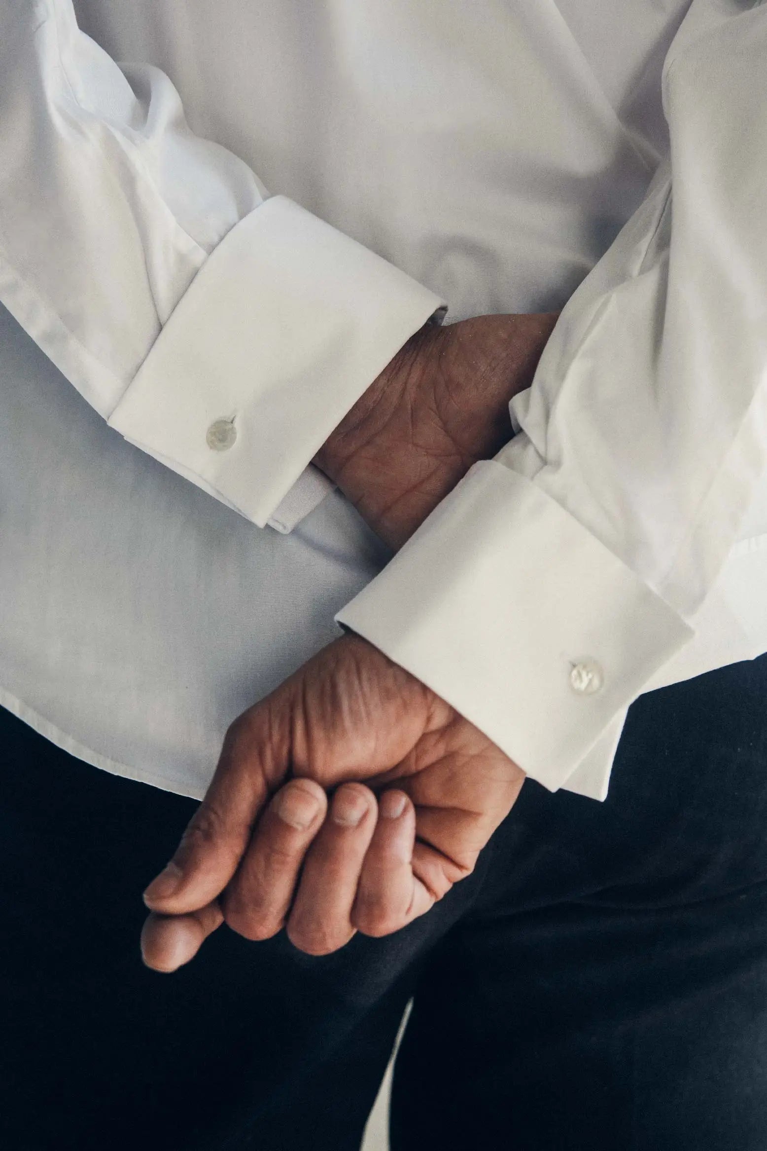 Close-up sur les poignets mousquetaires de la chemise SOIR