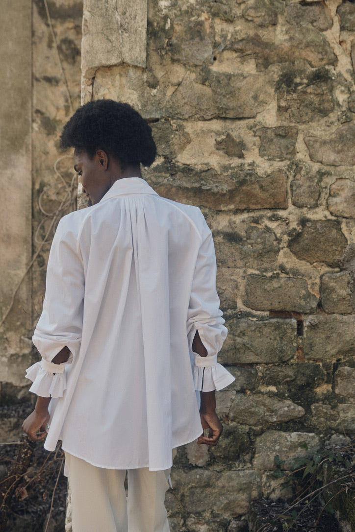 Mannequin portant la chemise Céleste, vue de dos sur les fronces dans le dos de la chemise.