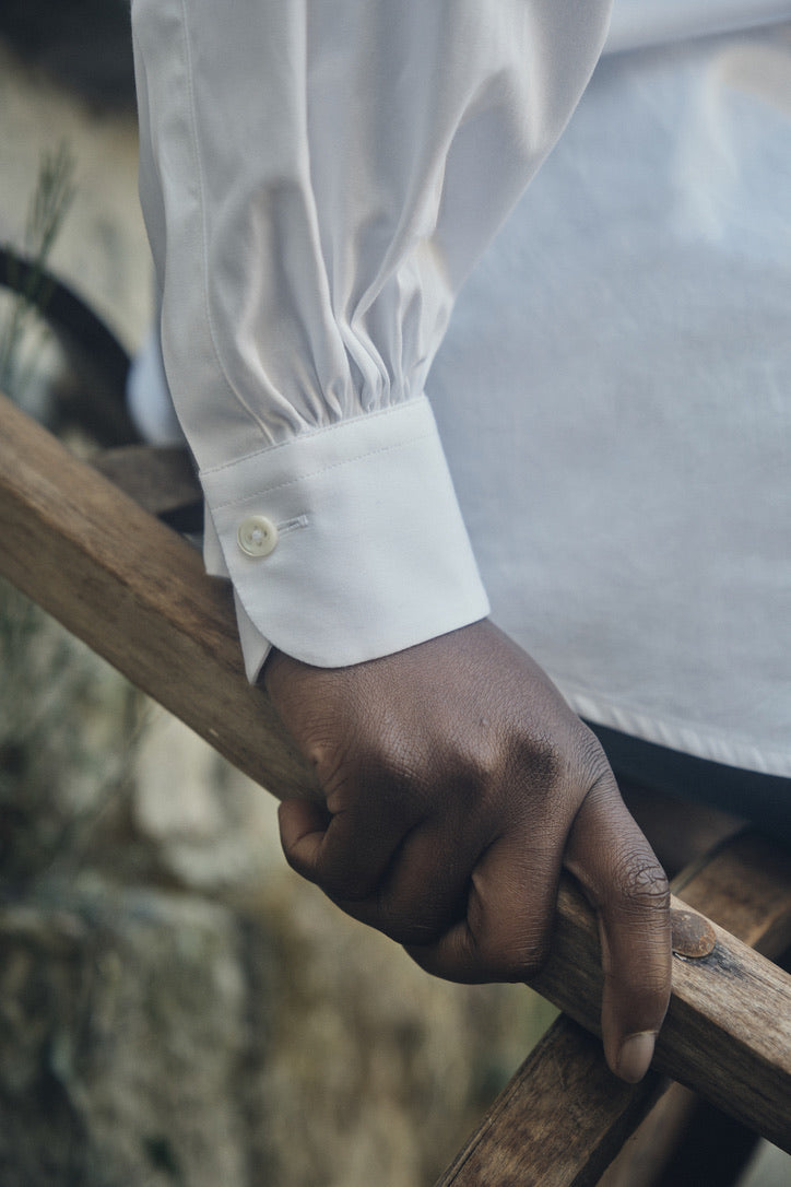 Close-up sur le poignet classique de la chemise MERVEILLEUSE.