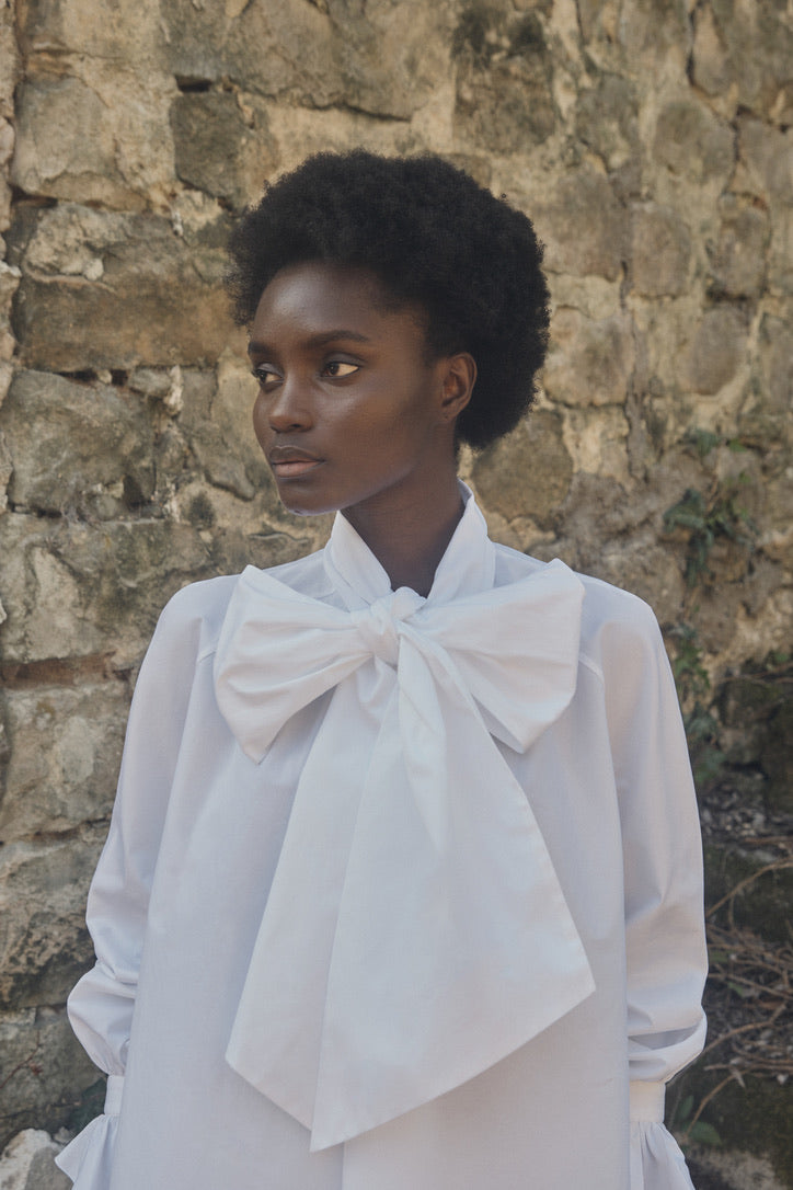 Mannequin portant la chemise Céleste, avec le col lavallière noué.