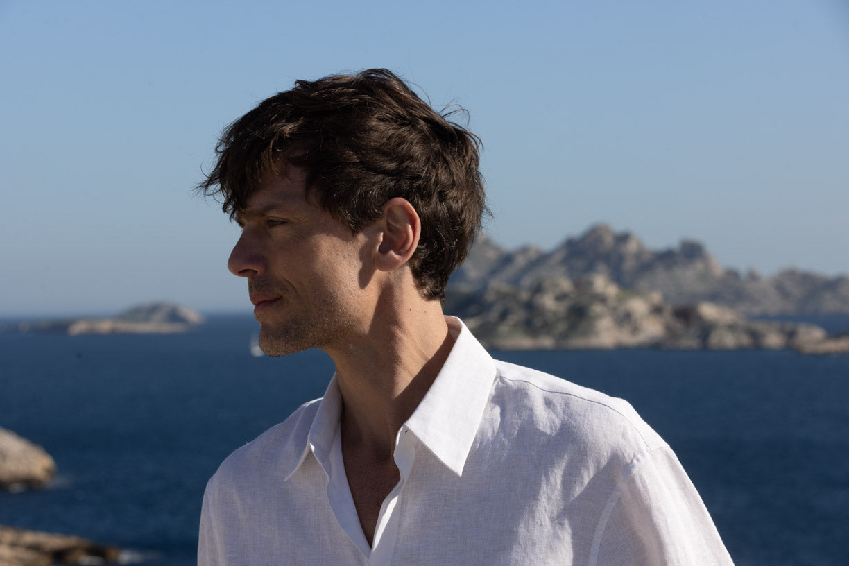 Chemise Lin Luxe col français poignets Bourrienne Coupée dans du lin normand tissé en Italie focus sur le col