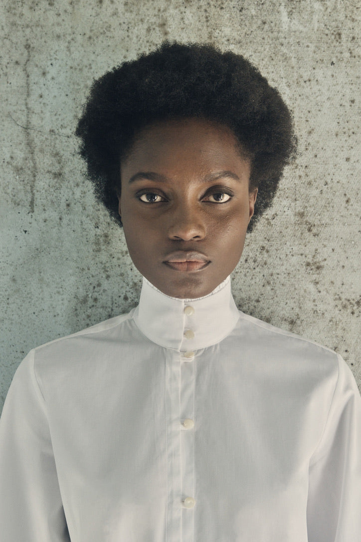 Plan buste d'une femme portant la chemise PRÉCIEUSE, col fermé.