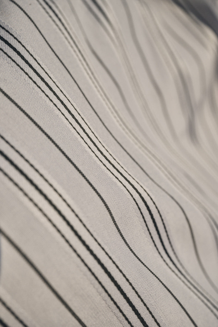 Close-up sur le tissu de la chemise BOUDOIR Rayée Kaki : popeline de coton italienne blanche à rayures kaki.