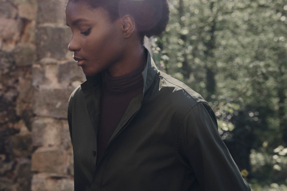 Close-up sur le haut de la chemise AMAZONE Kaki : col haut et chemise légèrement déboutonnée.