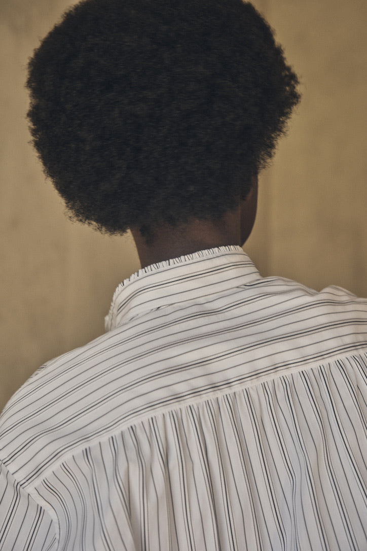 Chemise BOUDOIR Rayée Kaki vue de dos sur mannequin.