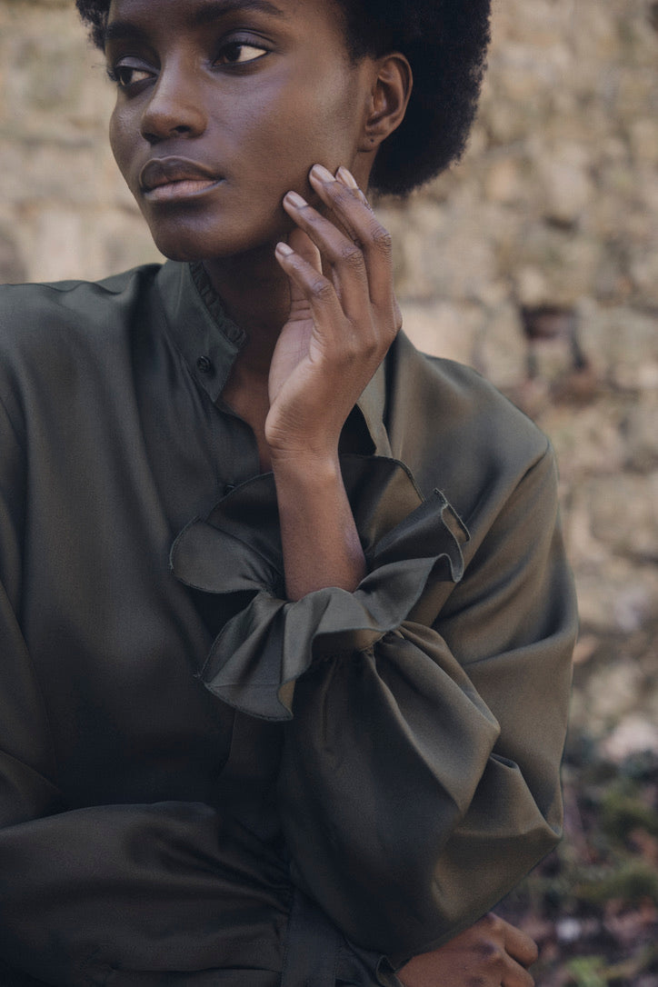 Close-up sur le poignet à volants de la chemise BOUDOIR Soie Kaki portée par une mannequin.
