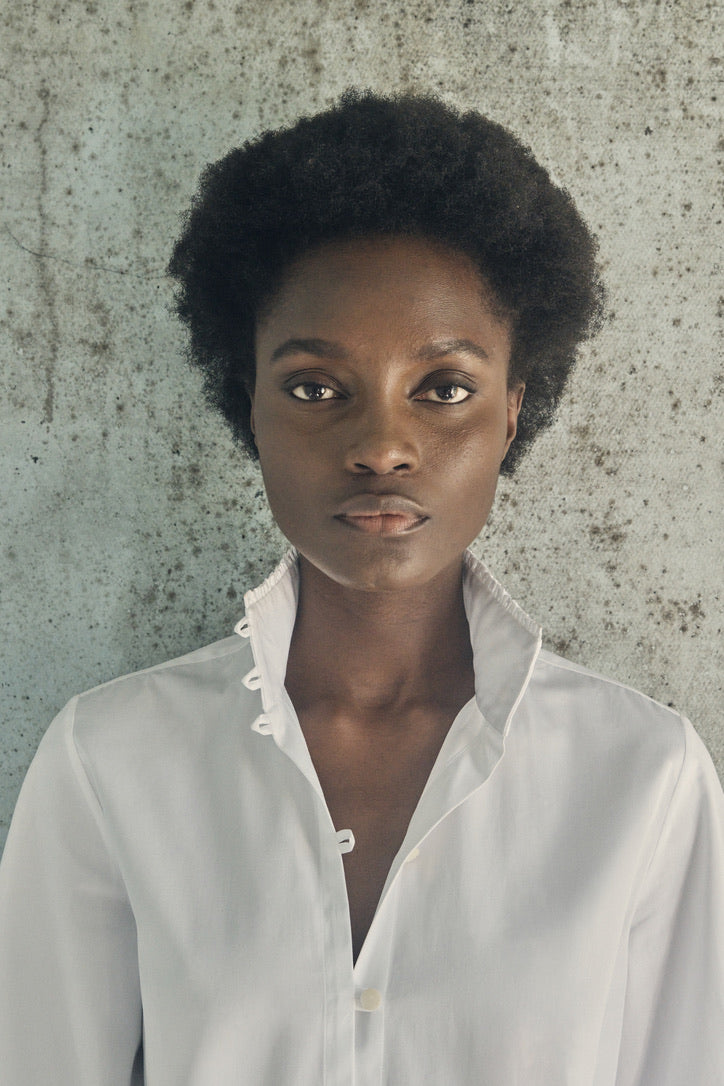 Plan buste d'une femme portant la chemise PRÉCIEUSE, col ouvert.