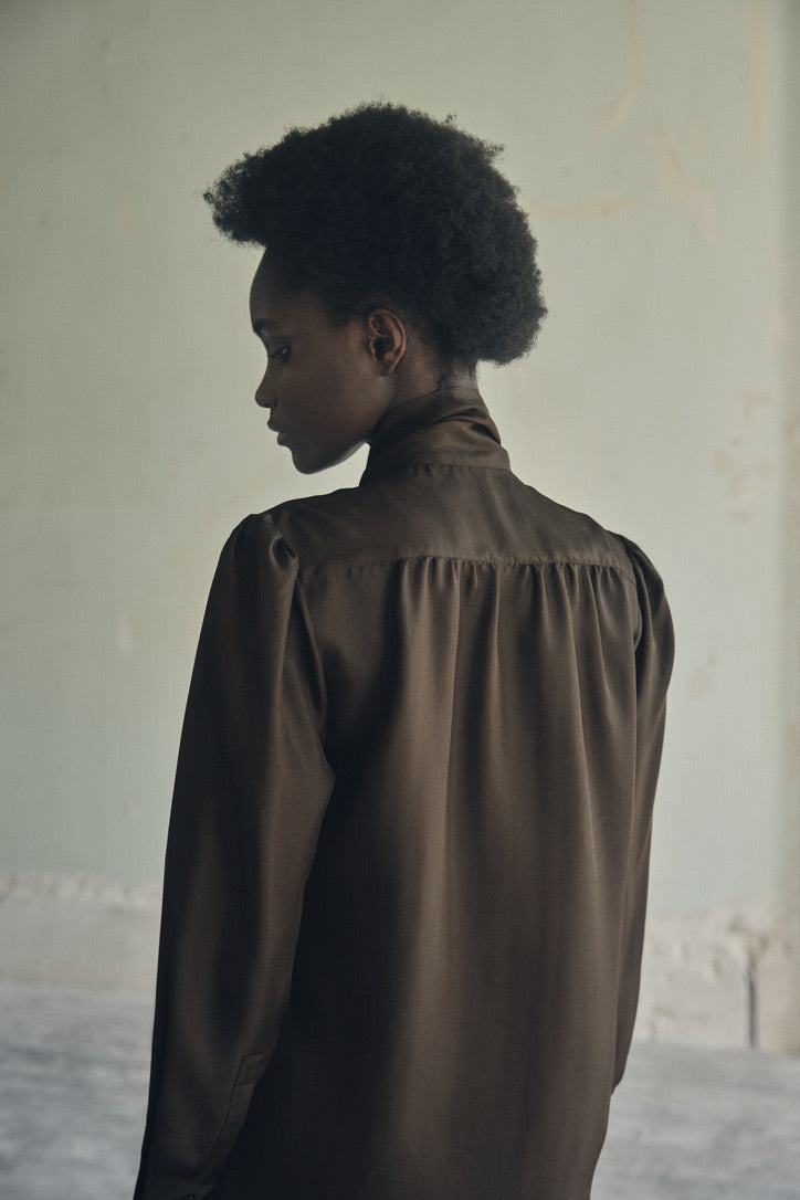 Chemise COMTESSE Soie Kaki portée par une mannequin de dos, on distingue les délicates fronces dans le dos.