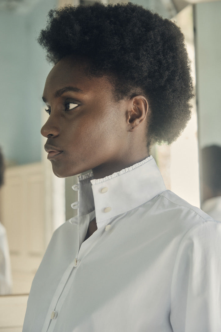 Plan buste d'une femme portant la chemise PRÉCIEUSE, col ouvert, vue de profil.