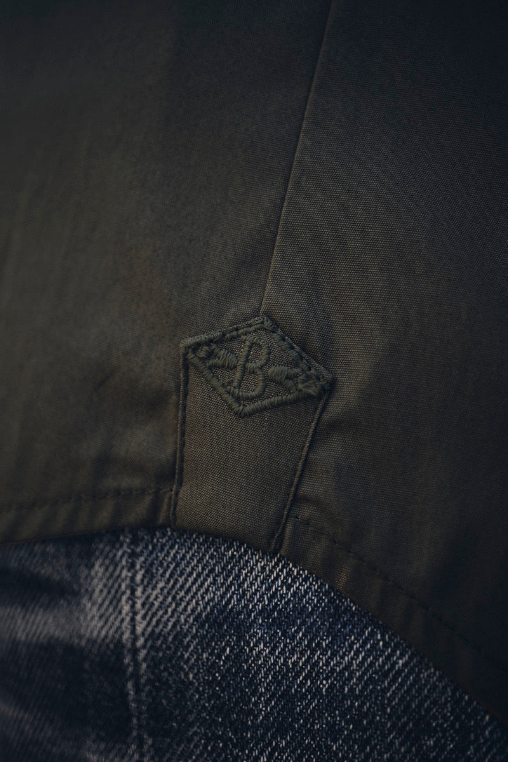 Close-up sur le logo Bourrienne brodé sur le côté de la chemise Kaki.