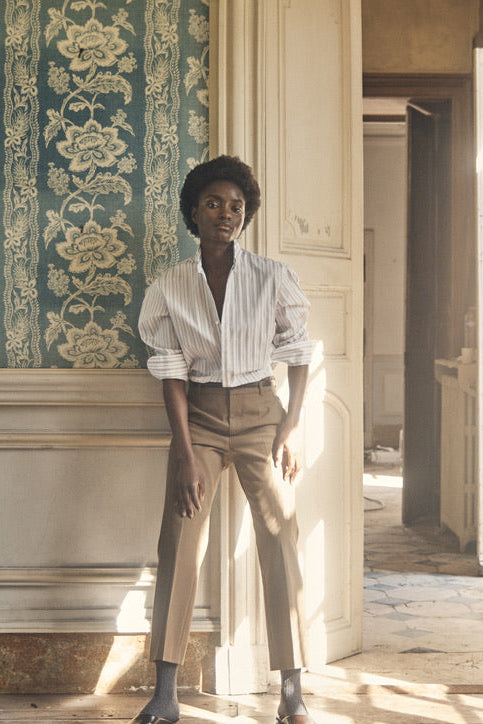 Femme portant la chemise AMAZONE Rayée Kaki.