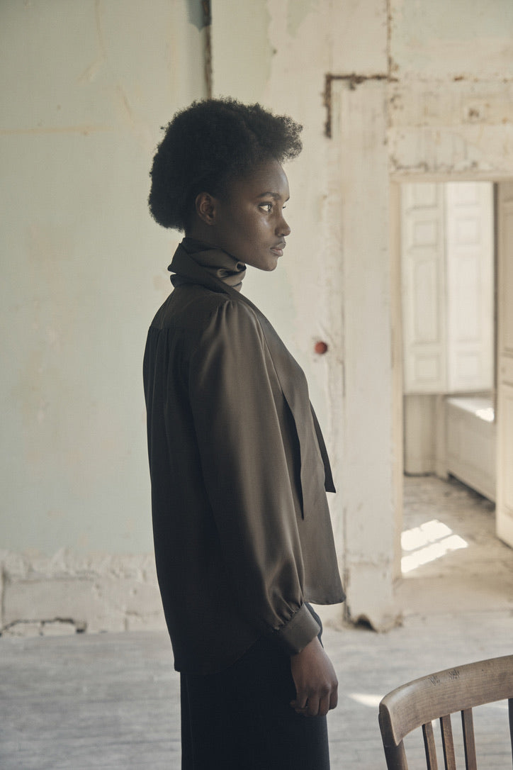 Chemise COMTESSE Soie Kaki vue de profil sur une mannequin.