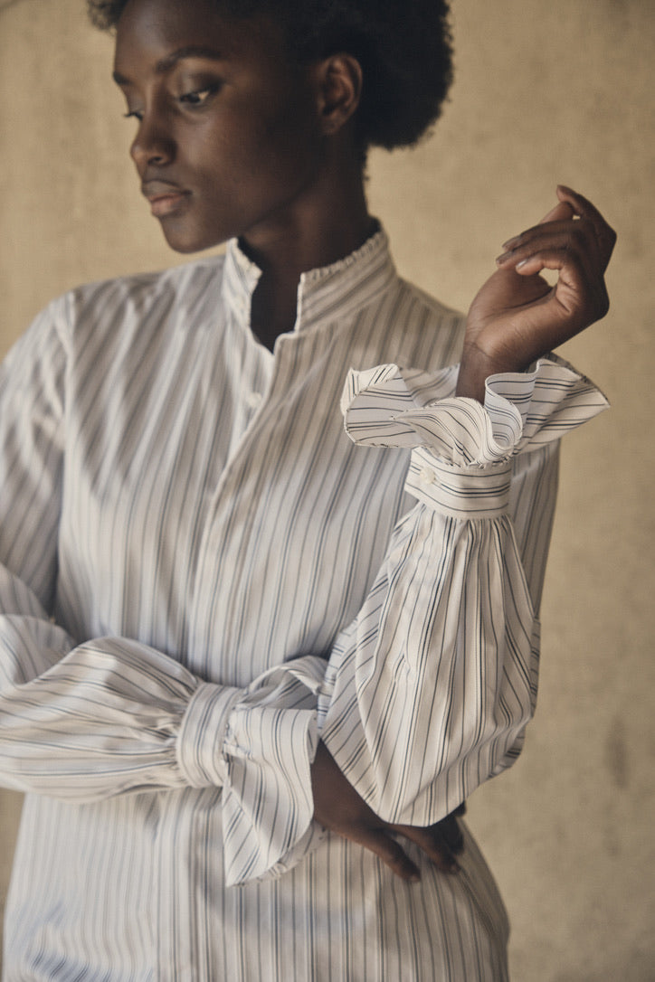 Mannequin portant la chemise BOUDOIR Rayée Kaki, mettant en avant les poignets à volant de la chemise.