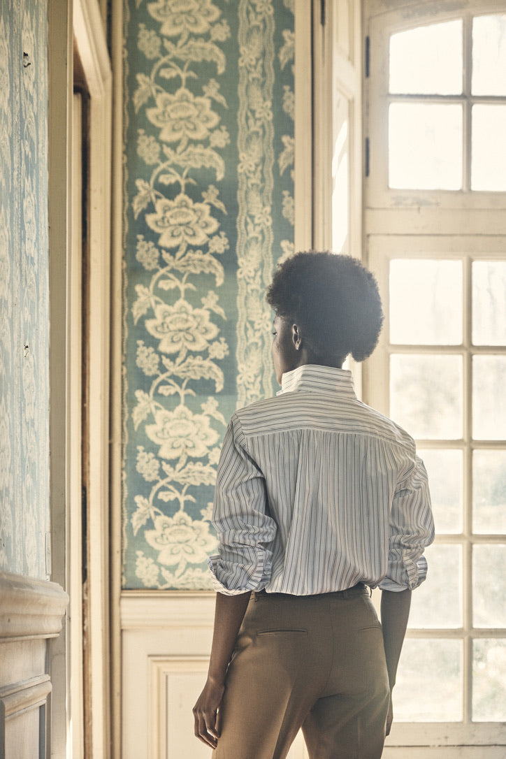 Mannequin de dos portant la chemise AMAZONE Rayée Kaki.