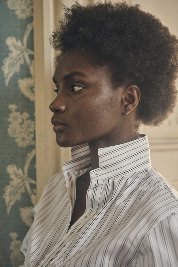 Close-up sur le col haut de la chemise AMAZONE Rayée Kaki portée par une mannequin.