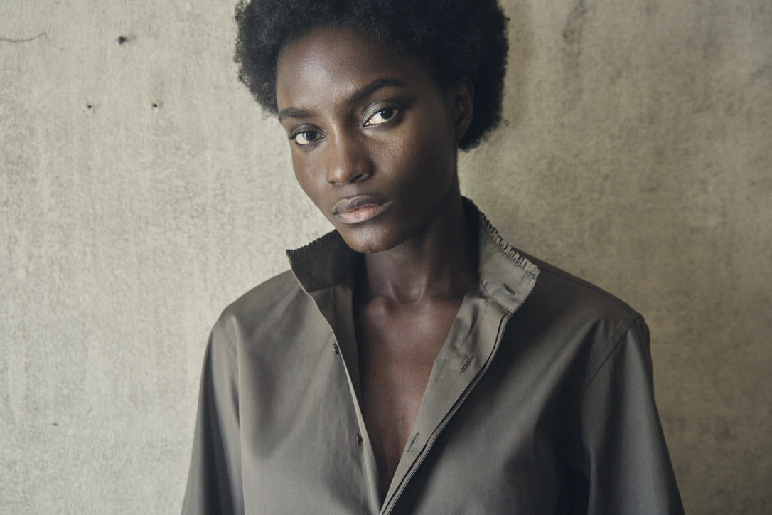 Close-up sur le col ouvert de la chemise BOUDOIR Kaki et son col ancien orné de petits volants.