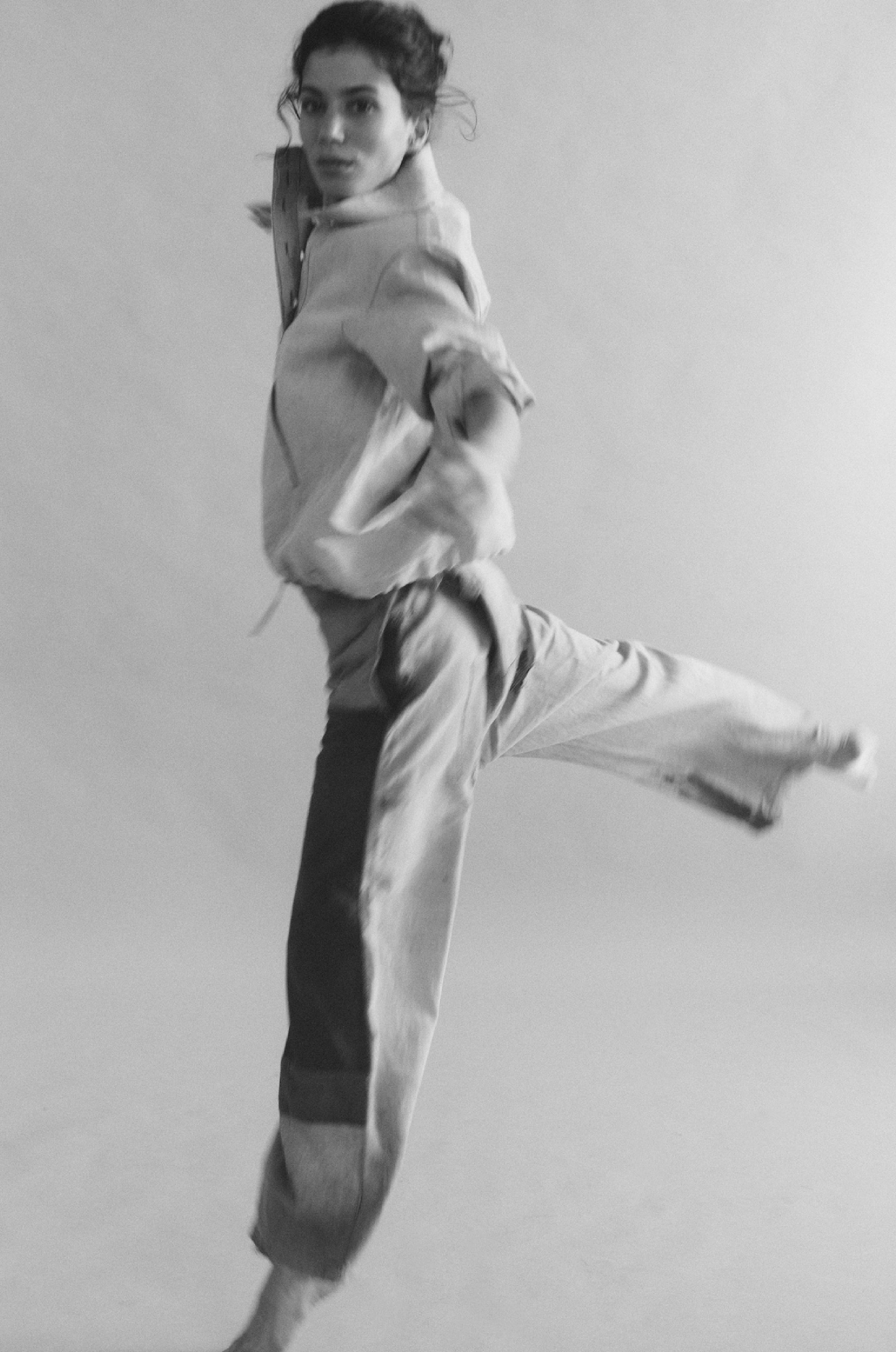 La chemise ALTITUDE, version sportswear de la chemise blanche en bleu indigo, allie praticité et élégance. Son col haut, sa poche avant et son cordon de serrage en bas ajoutent une touche de style décontracté à votre tenue.