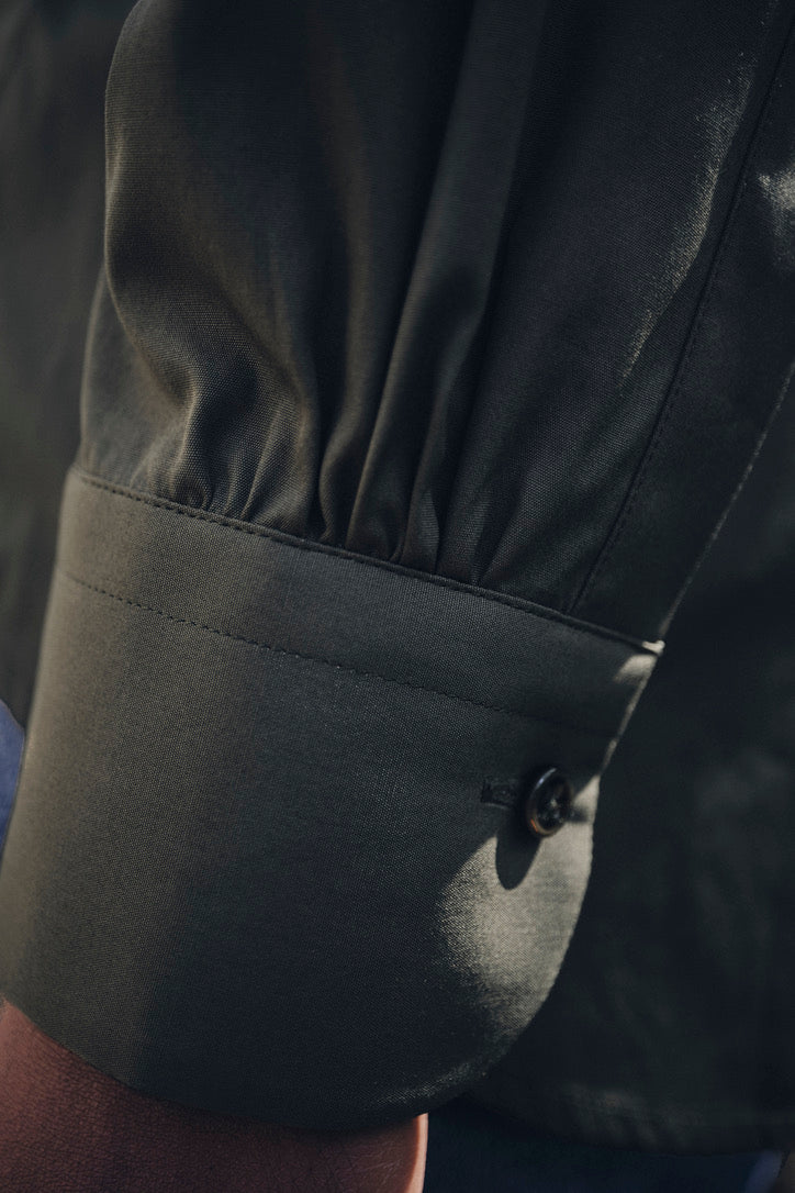 Close-up sur le poignet classique de la chemise AMAZONE Kaki.