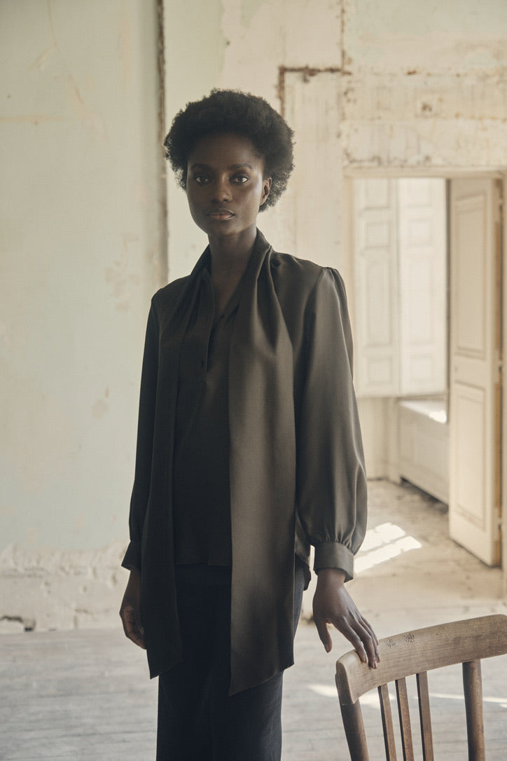 Chemise COMTESSE Soie Kaki portée par une mannequin avec son col écharpe détaché.