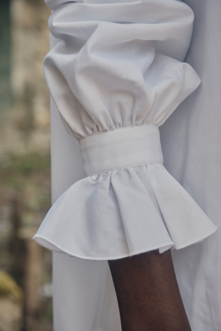 Close-up sur le poignet à volant de la chemise CÉLESTE.