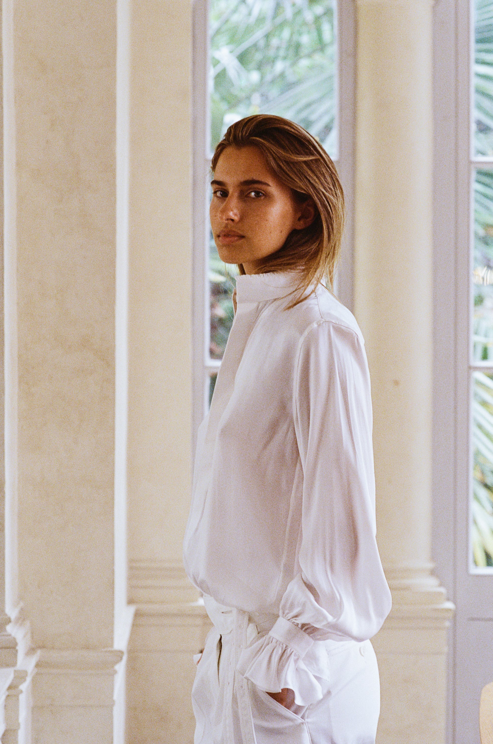 BOUDOIR, l'essence du chic à la française. Coupée dans une soie italienne, sa silhouette ample séduit. Col officier orné d'un galon inspiré des fresques de l'Hôtel de Bourrienne, manches légèrement bouffantes agrémentées de volants et de galons brodés, font de cette chemise une pièce originale et sophistiquée.