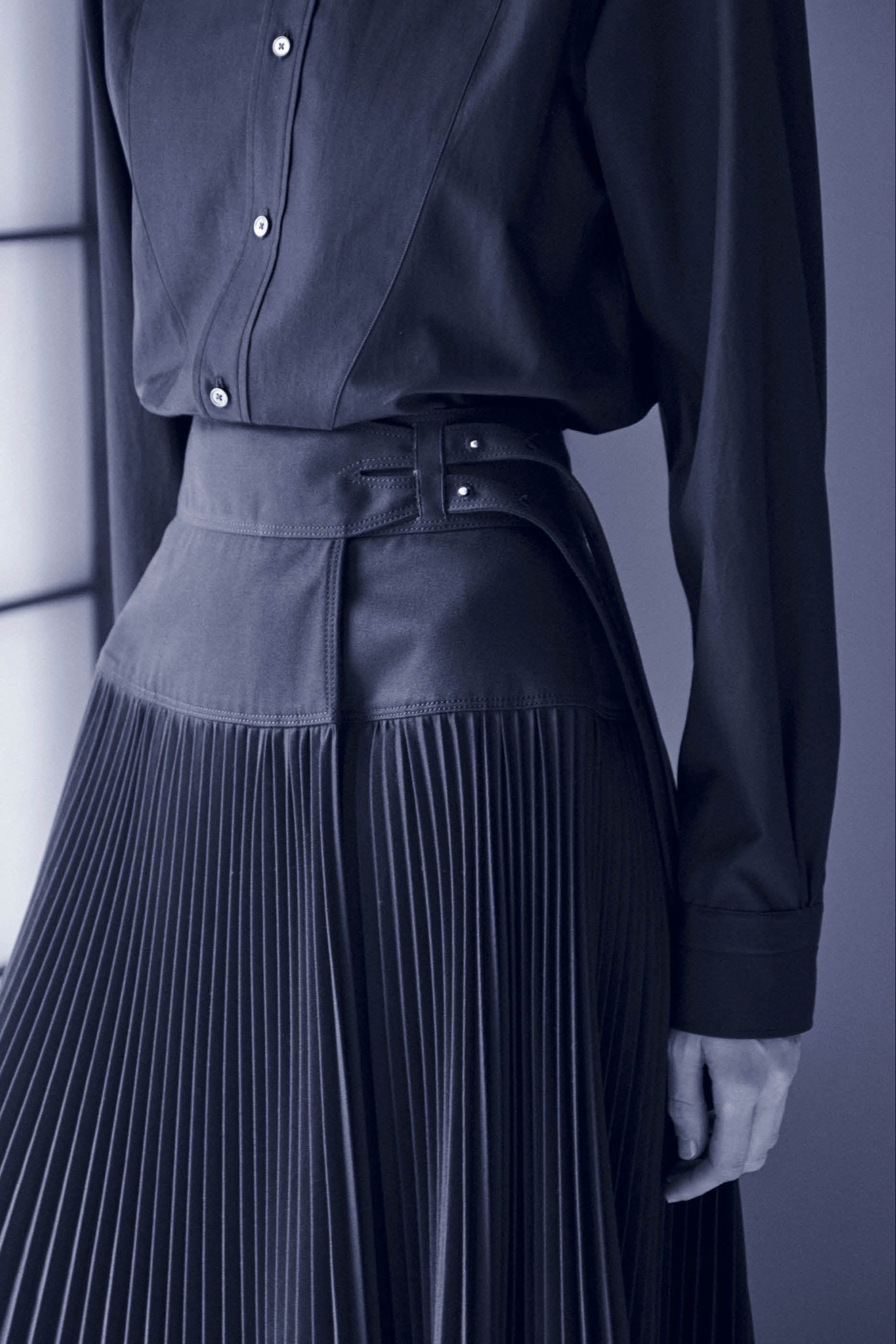 SHIN - Chemise bleu marine à col français en popeline de coton japonaise à plastron ogive pour femme | Bourrienne collab Ylève