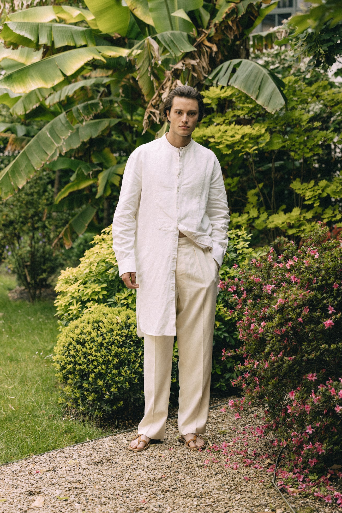 Notre Chemise ATELIER est une réinterprétation élégante des chemises d'artistes du XIXème siècle. Dotée d'un plastron rectangulaire légèrement ogival, cette chemise s'associe parfaitement à un pantalon large, créant un look artistique décontracté.