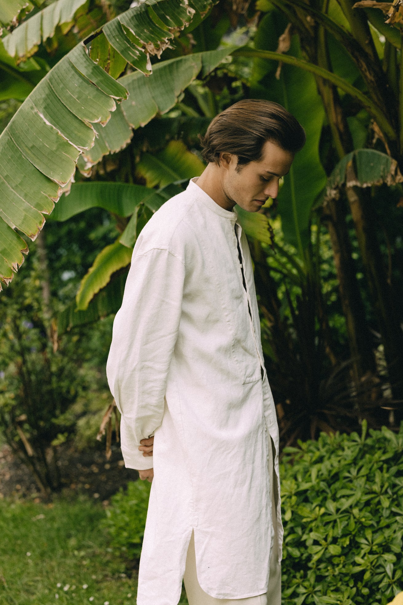 Notre Chemise ATELIER est une réinterprétation élégante des chemises d'artistes du XIXème siècle. Dotée d'un plastron rectangulaire légèrement ogival, cette chemise s'associe parfaitement à un pantalon large, créant un look artistique décontracté.