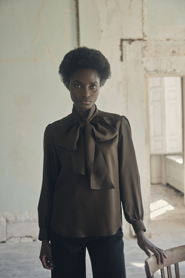 Chemise COMTESSE Soie Kaki portée par une mannequin, avec son col écharpe noué.