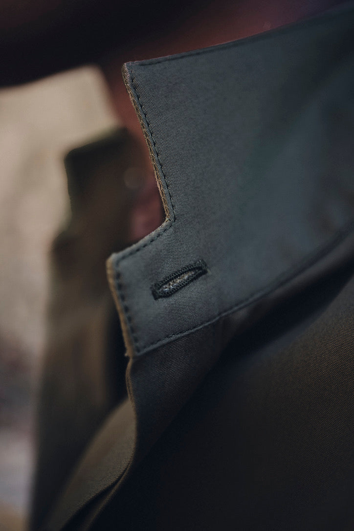 Close-up sur le col haut de la chemise AMAZONE Kaki.