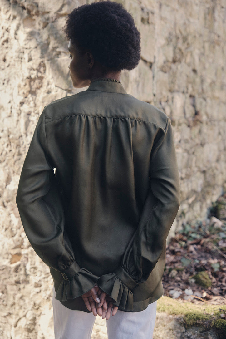 Chemise BOUDOIR Soie Kaki portée par une mannequin de dos, on distingue les délicates fronces dans le dos et les poignets à volants.