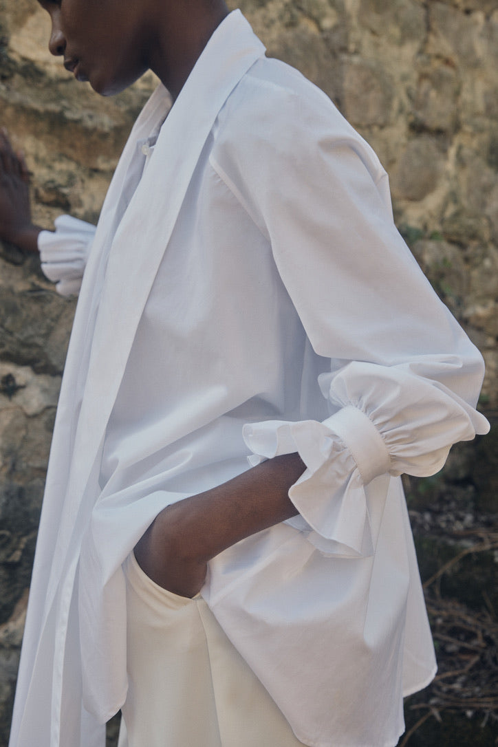 Mannequin portant la chemise Céleste, vue de profil.