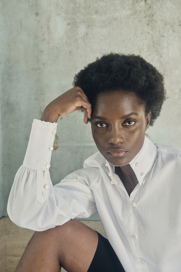 Plan sur les poignets longs de la chemise et col haut, boutons en nacre.