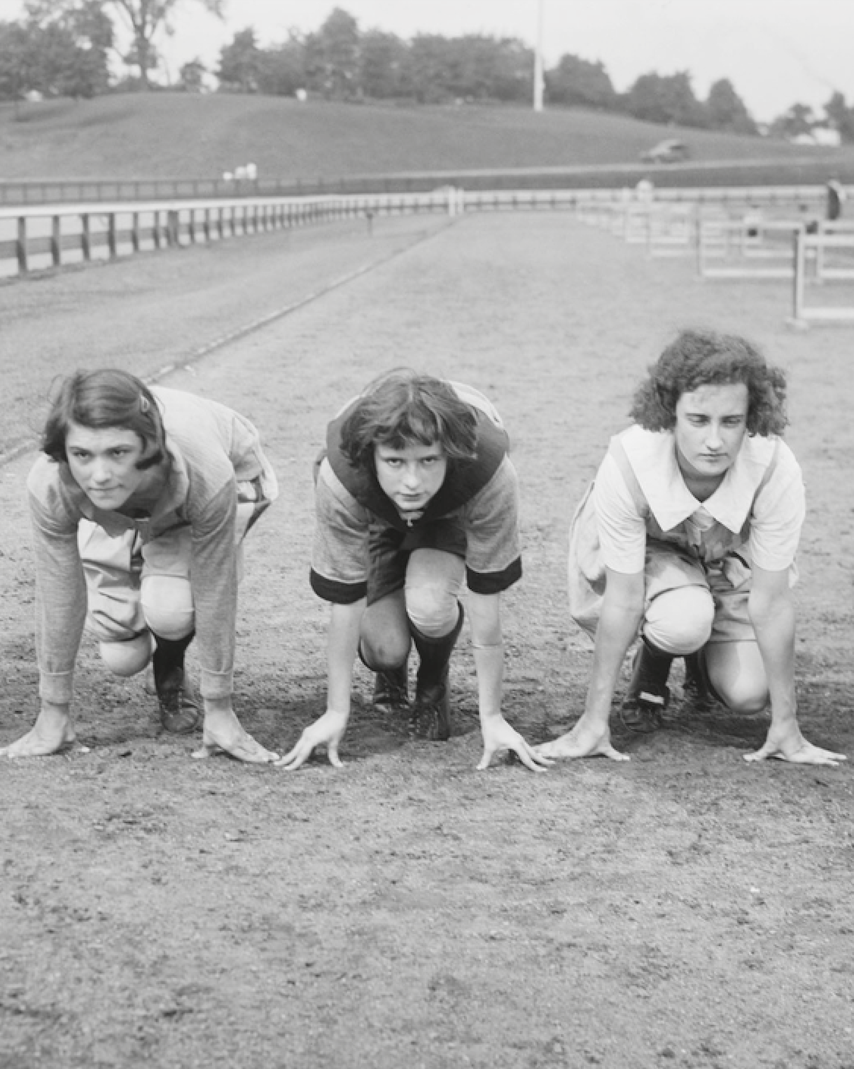 Photographie de 3 jeunes filles se préparant à courir.