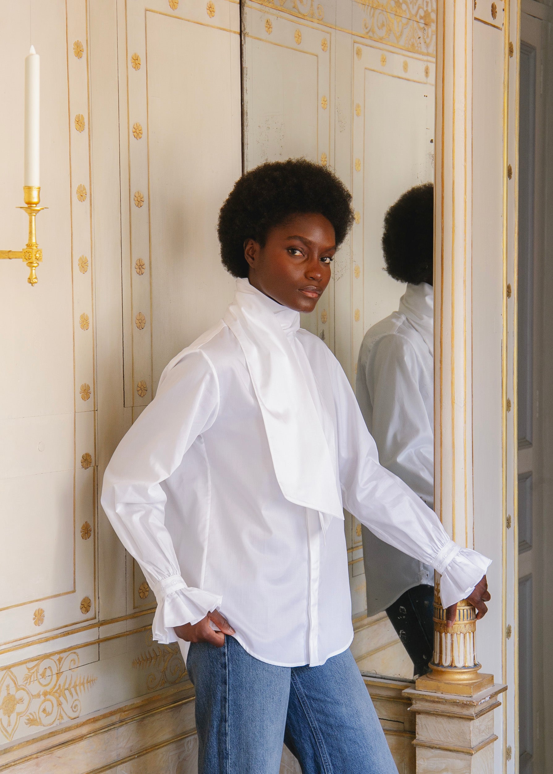 Mannequin posant dans l'Hôtel de Bourrienne avec la chemise EXQUISE.