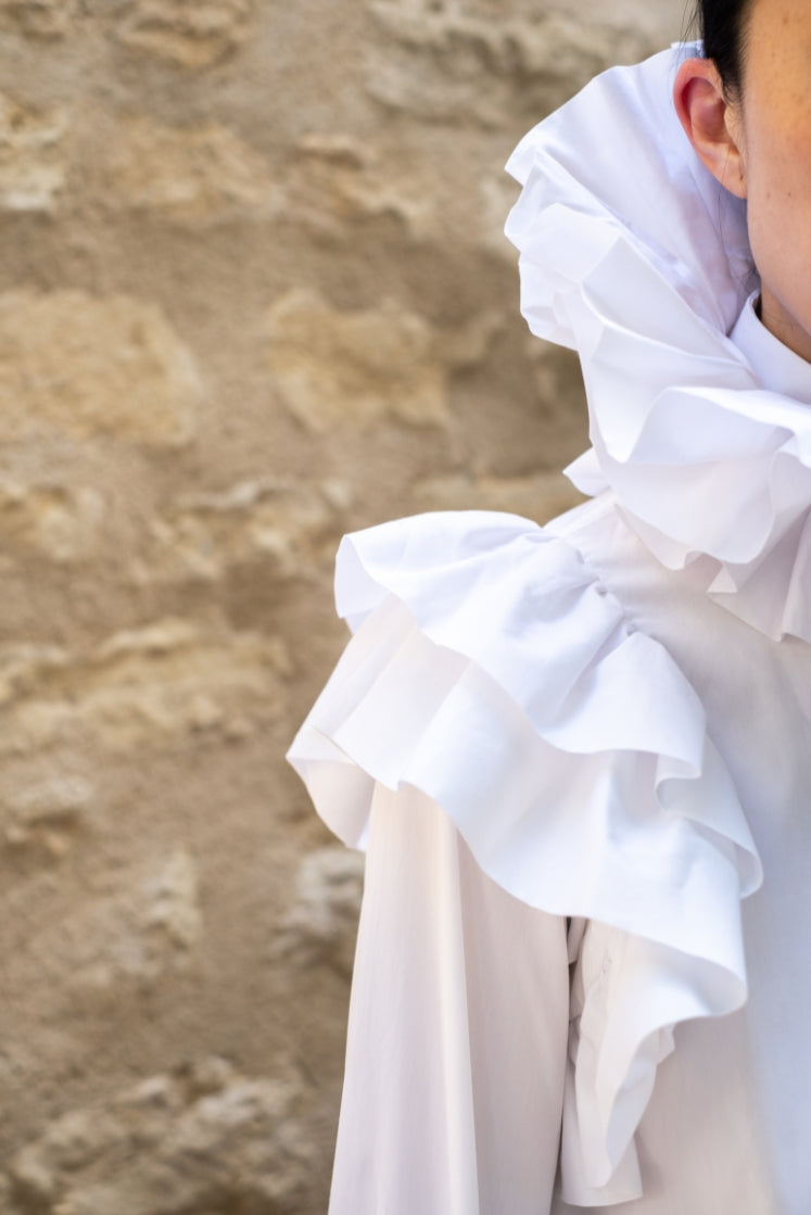 Closeup sur les volants au col et à l'emmanchure de la chemise FORTUNÉE.
