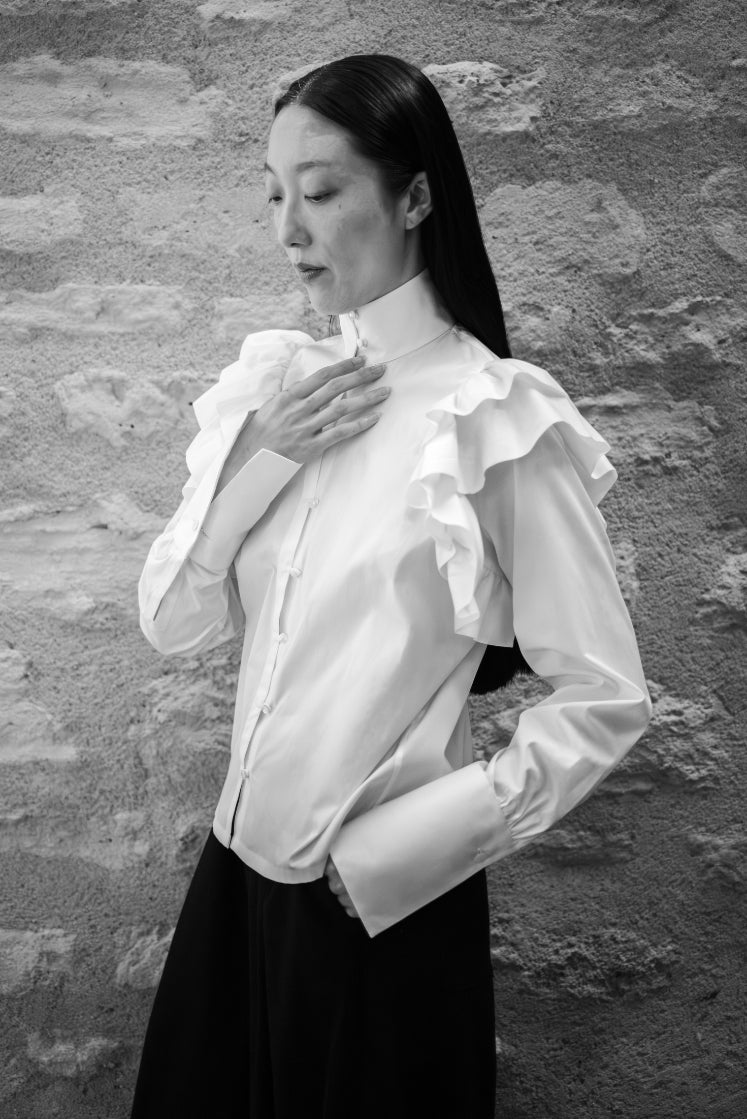 Femme portant la chemise FORTUNÉE vue de 3/4, plan américain.