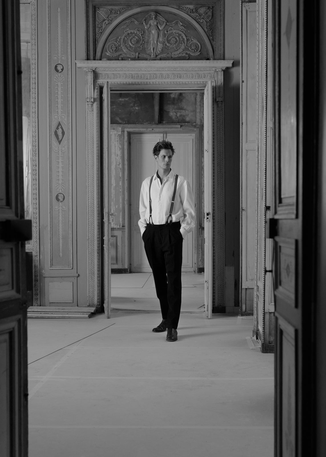 Chemise Lin Luxe col français poignets Bourrienne Coupée dans du lin normand tissé en Italie vue de pleins pied avec bretelles