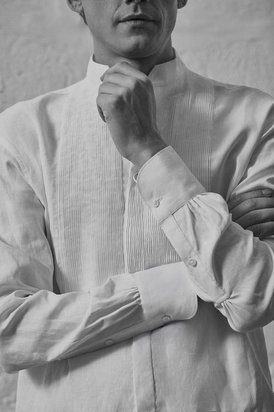 Mannequin portant une chemise de luxe blanche en lin