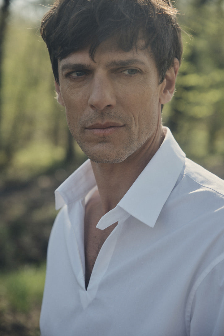 Photo plan poitrine d'un homme portant une chemise qui se nomme VOYAGE, elle est en 100% Coton, fabriqué en Europe, une coupe Bourrienne, un col Français et des poignets Bourrienne.