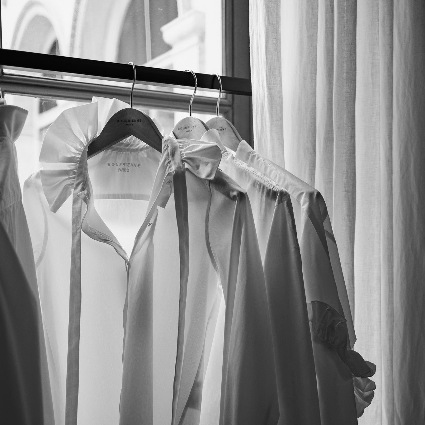 chemises blanches Bourrienne Paris X sur portant