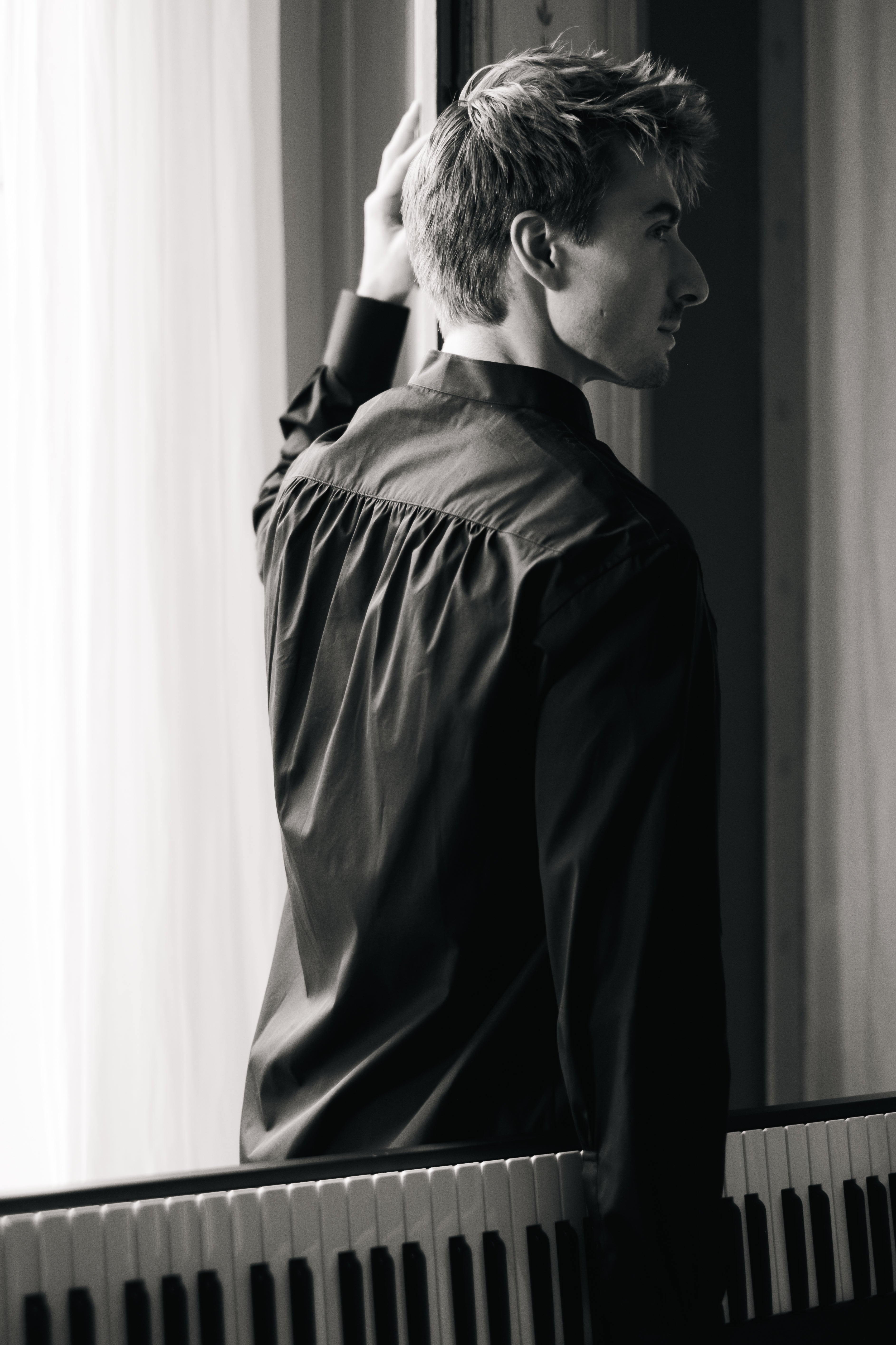 Chemise ÉPICURIEN vue de dos, on distingue ses fronces délicates caractéristiques de la coupe Bourrienne.