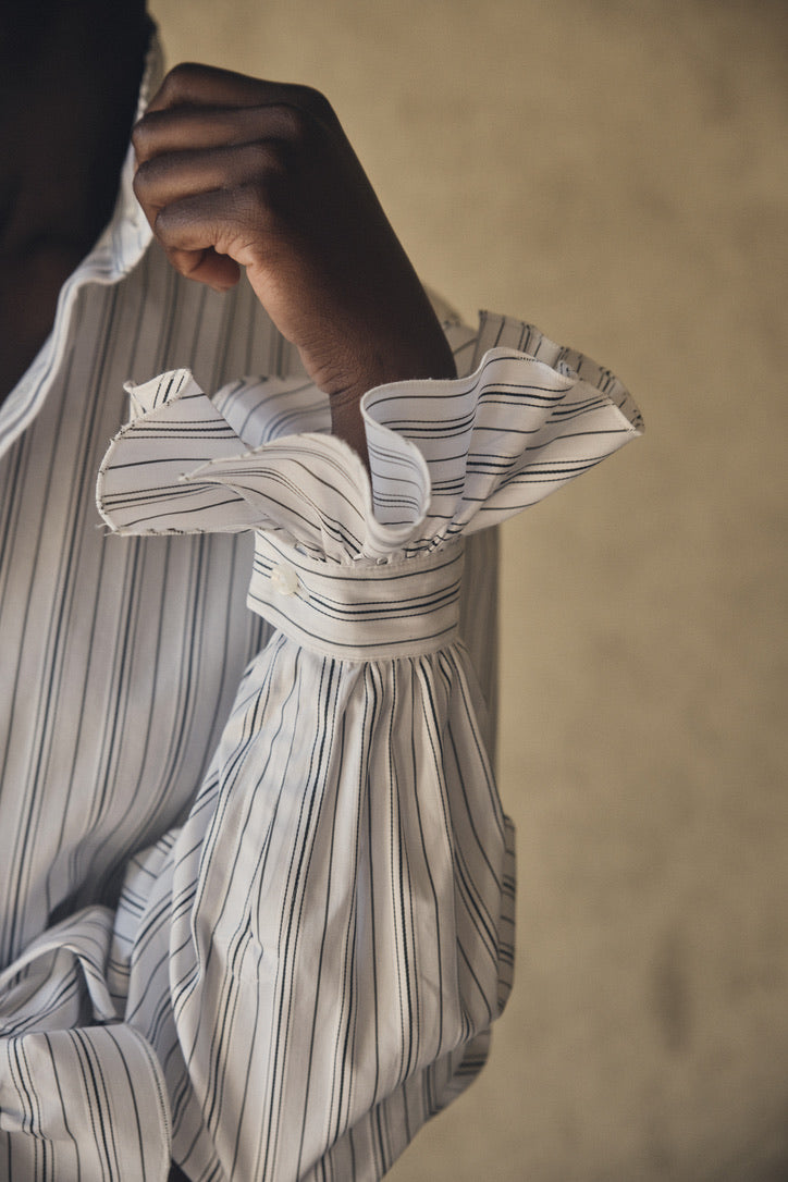 Close-up sur le poignet à volant de la chemise BOUDOIR Rayée Kaki.