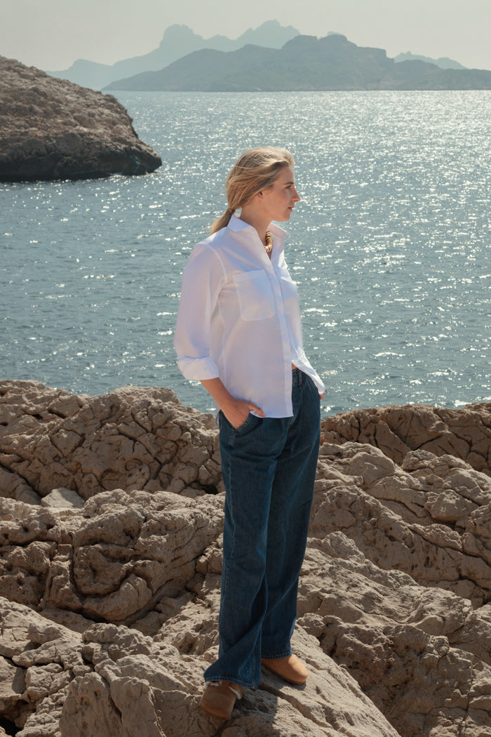 Chemise blanche Haut-de-gamme 100% coton avec poches - vue de pleins pied idée de look