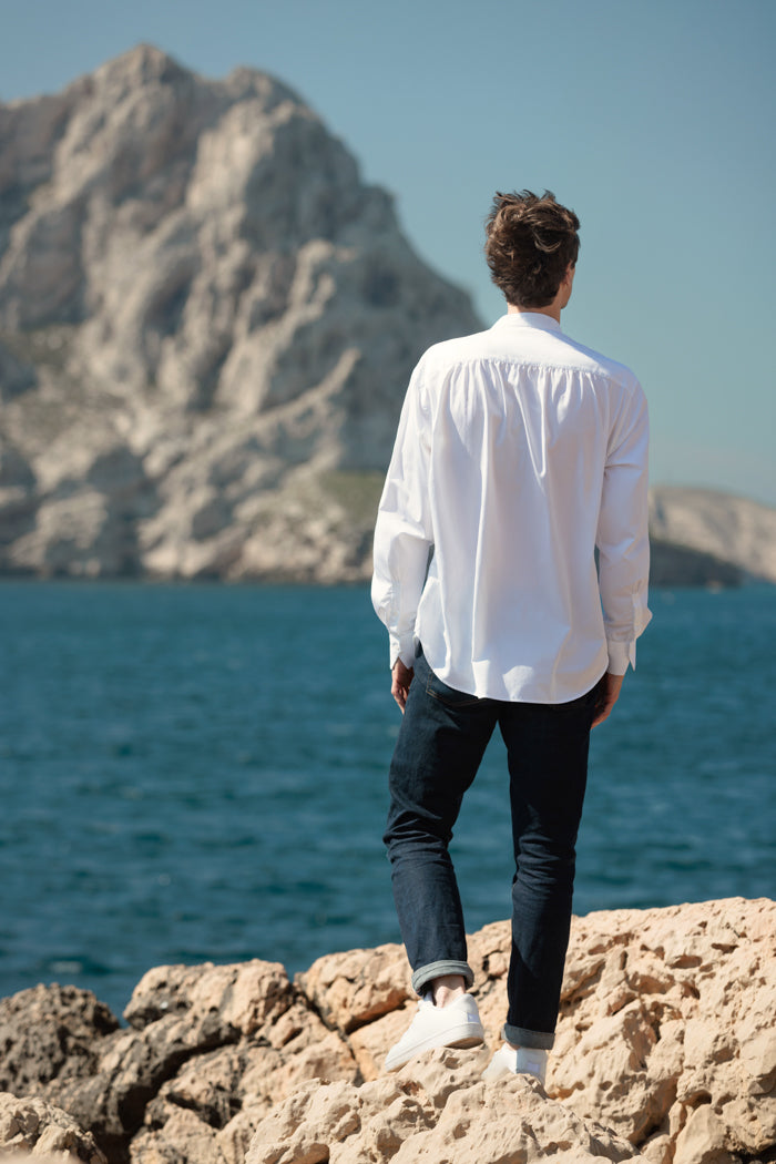 Chemise blanche en popeline de coton,col officier biseauté, poignets biseautés, vue de dos