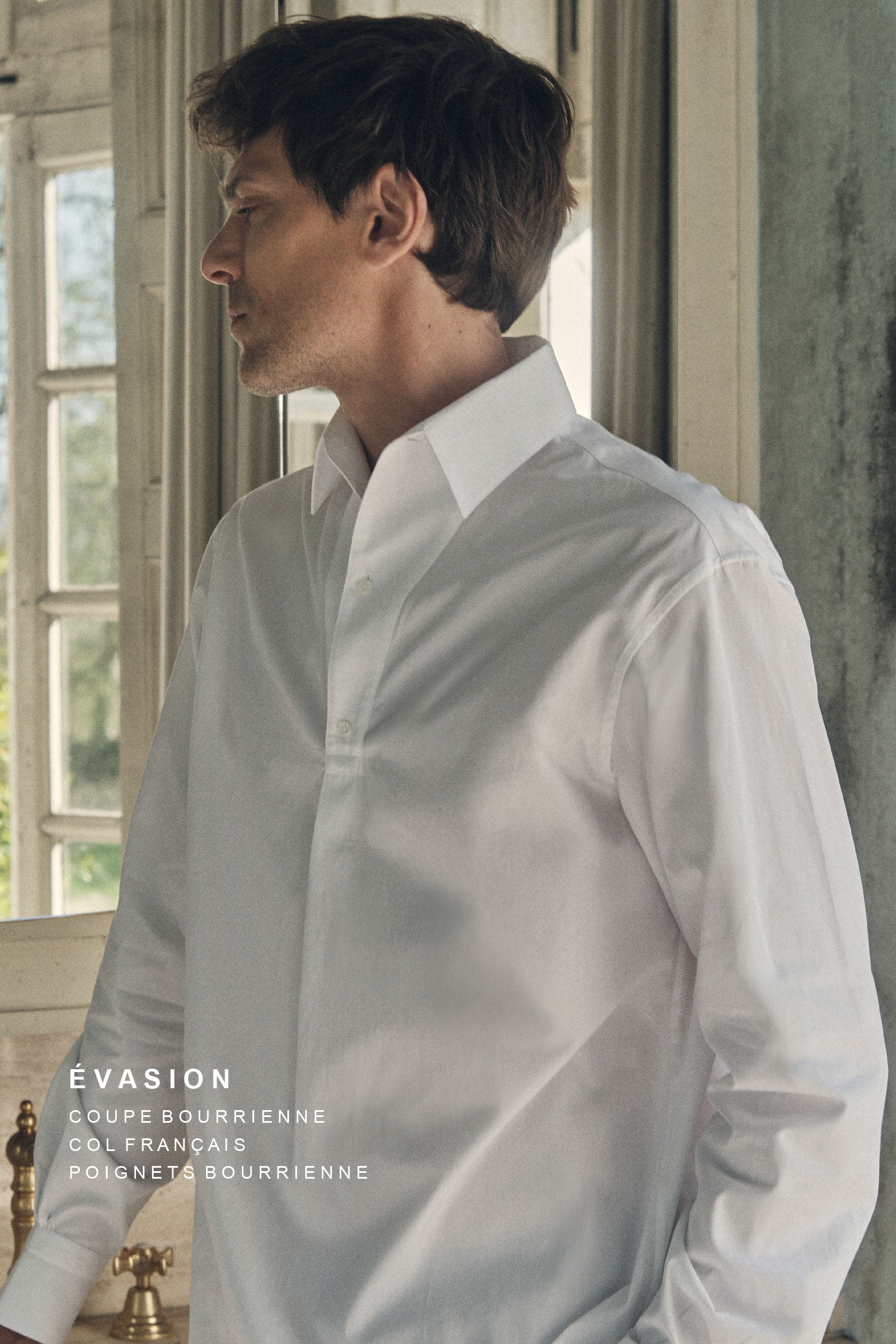 Une photo plan poitrine d'un homme qui regarde de profil, il. porte une chemise 100% Coton, fabriqué en Europe, une coupe Bourrienne, un col Français et des Poignets Bourrienne.