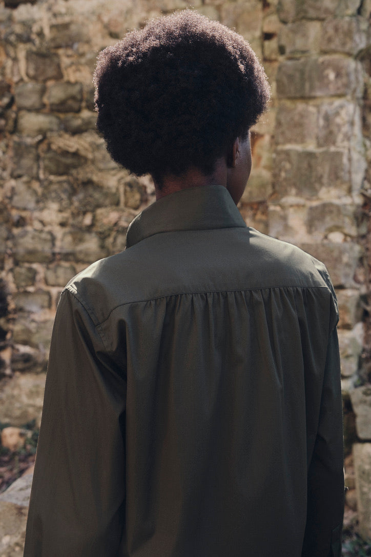 Photo de dos d'une mannequin portant la chemise AMAZONE Kaki, coupe Bourrienne avec des fronces dans le dos.